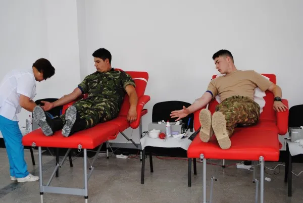 Peste 40 de militari, preoţi şi credincioşi au donat sânge la Râşnov