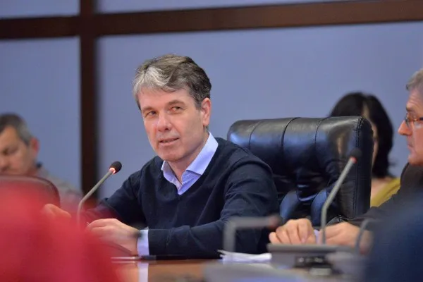 Comisia de evaluare a clădirilor lăsate în paragină şi-a început ieri treaba. Pentru august se anunţă primii 10 proprietari sancţionaţi