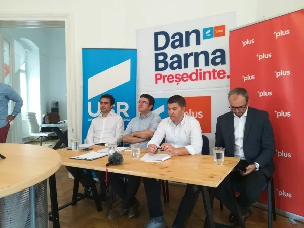 Alianţa USR PLUS şi-a propus să strângă din judeţul Braşov 25.000 de semnături pentru Dan Barna 