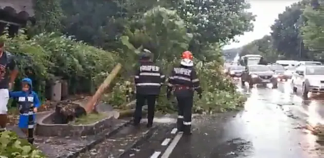 Vijelia de 75 de minute:  Străzi transformate în râuri, în Şchei a apărut „apa roşie”, copaci doborâţi peste case, maşini, Spitalul Militar. Toţi pompierii din Braşov, mobilizaţi în misiune