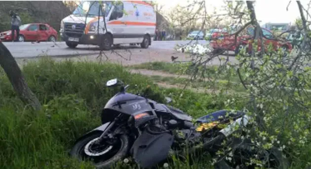 Motociclistă accidentată după o depăşire neregulamentară