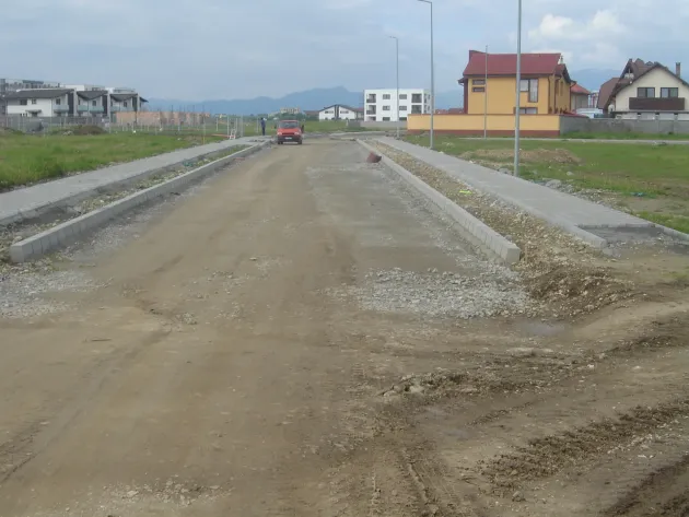 Lucrările privind pietruirea tuturor străzilor neasfaltate din Cartierul Florilor continuă