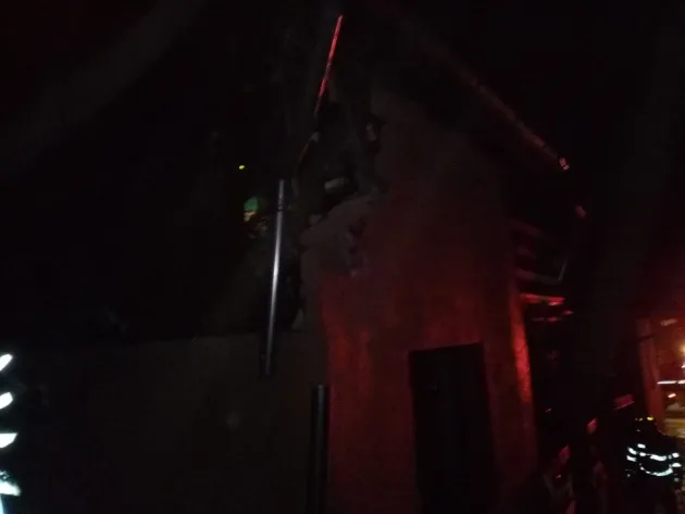 La 3 dimineaţa li s-a schimbat viaţa: Doi săceleni au făcut atac de panică văzând cum le arde casa de la un aparat lăsat în priză