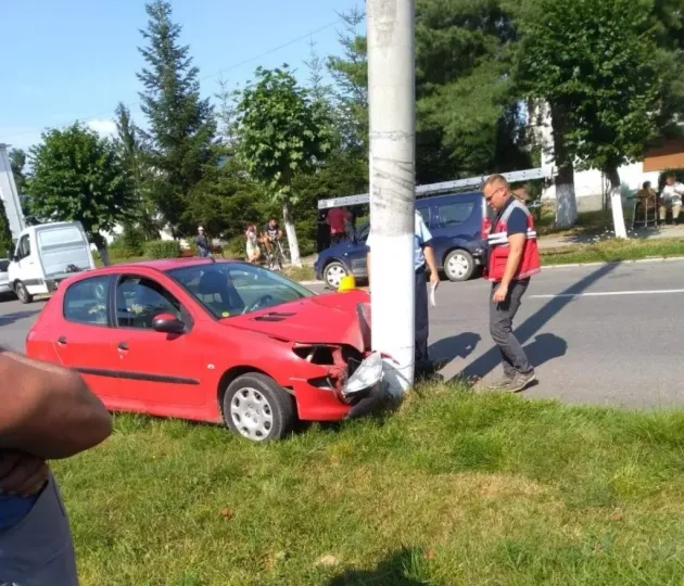 Bătrân rănit după ce maşina în care se afla a intrat în stâlp