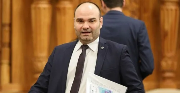 Băiţă la birou