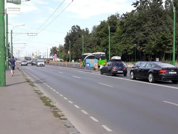 „Benzi mişcătoare” şi un sens giratoriu mutat, pe strada 13 Decembrie