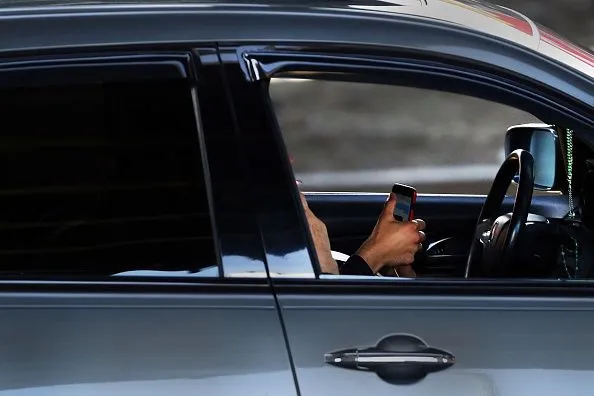 Doar la semafor sau în ambuteiaje. Poliţia Rutieră explică în ce mod poţi utiliza dispozitivele mobile la volan, din 12 octombrie