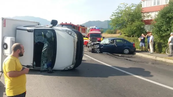 Accident „maşina mică răstoarnă camionul mare”, ieri, la Minerva