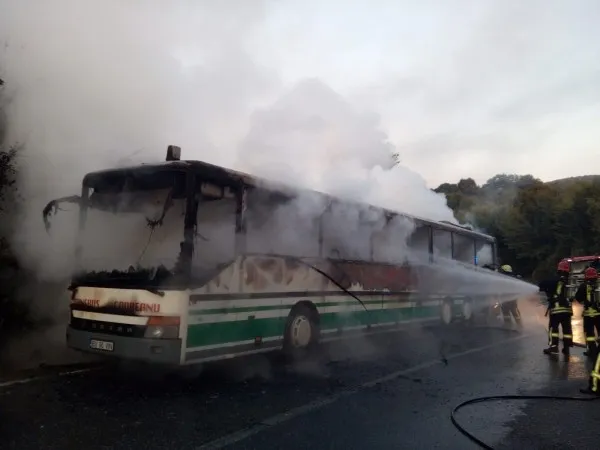 Autobuz făcut scrum, pe ruta Teliu - Întorsură