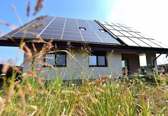 Doar şase firme de instalaţii din Braşov vor putea monta panouri în cadrul programului „Casa Verde Fotovoltaice”