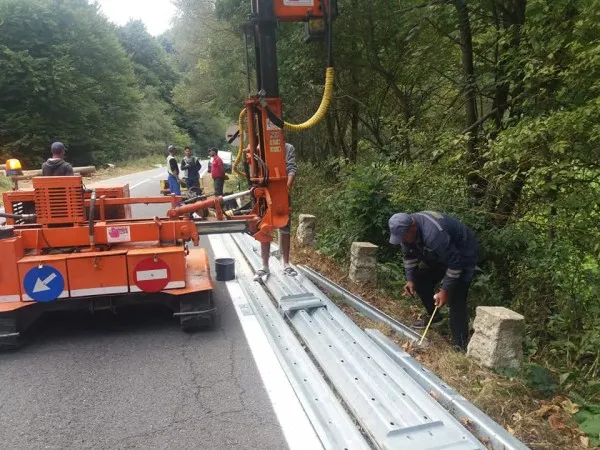 Pe DN 10 a început montarea de parapete. Şoferii aşteaptă, în schimb, să se astupe gropile de la Teliu