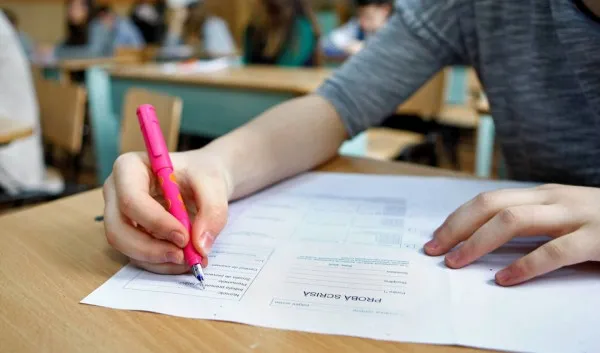 Nu iei minim 5 la Evaluarea Naţională, ai loc doar la profesională
 