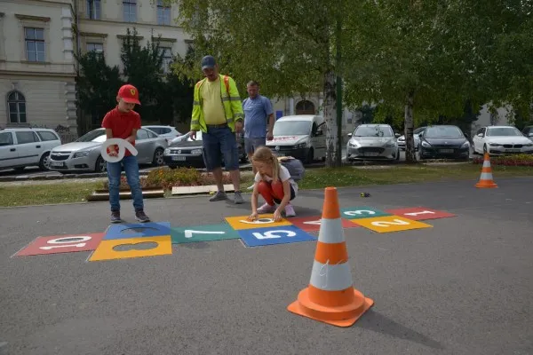 Copii, ştiţi să citiţi ora de pe asfalt? Mergeţi pe Aleea Parcului Nicolae Titulescu