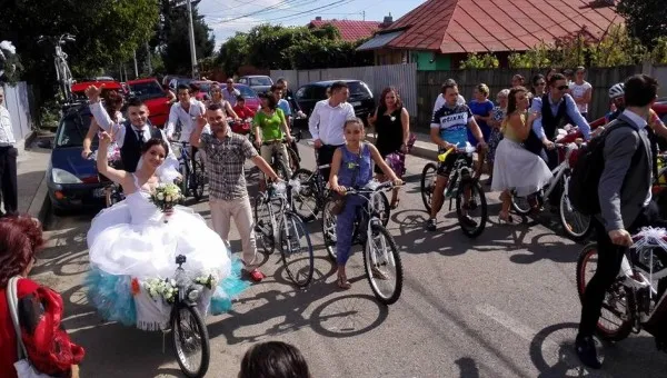 La cererea miresei: Nuntă cu alai de 50 de biciclişti, din Colonia Metrom la Primăria Braşov