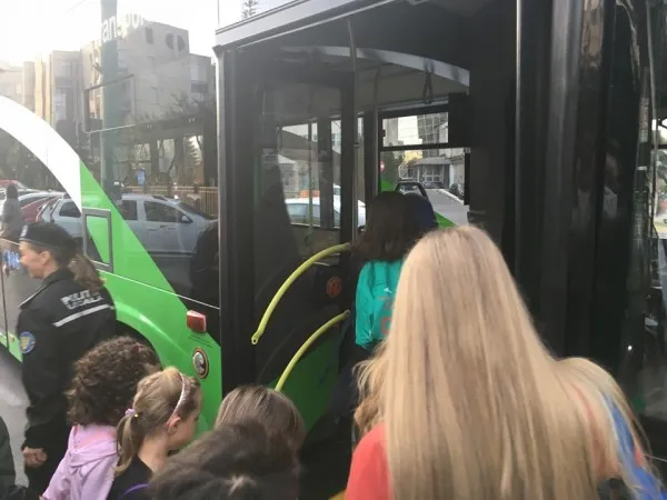 Aproximativ 100 elevi din Brașov au mers la scoală cu autobuzele speciale. Singura problemă a fost cu șoferii care au blocat accesul în stații
