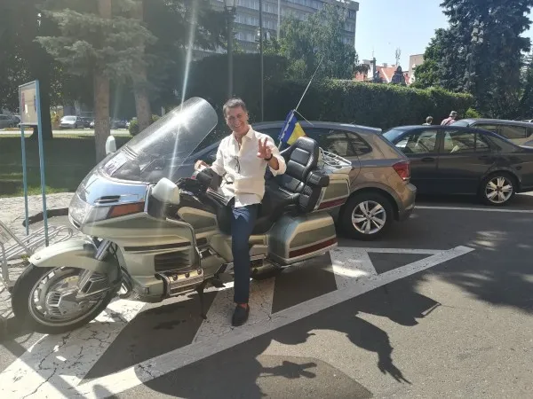 În turneu prezidenţial pe motocicletă. Încă un actor vrea la Palatul Cotroceni