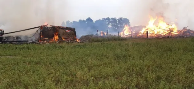 Incendiu de şură, stins în şapte ore