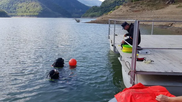 Scafandrii au reluat căutările persoanei dispărute în lacul barajului de la Siriu