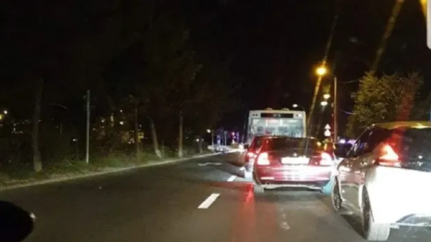 A lovit o tânără pe trecere şi a fugit de la locul accidentului