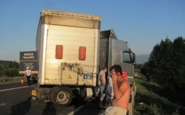 „Barieră” pe DN 1: un camion scăpat de sub control s-a „înţepenit” perpendicular pe şosea
