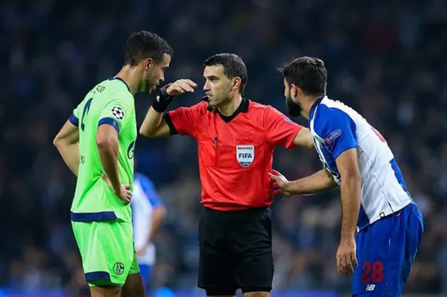 Haţegan arbitrează Borussia – Barca 