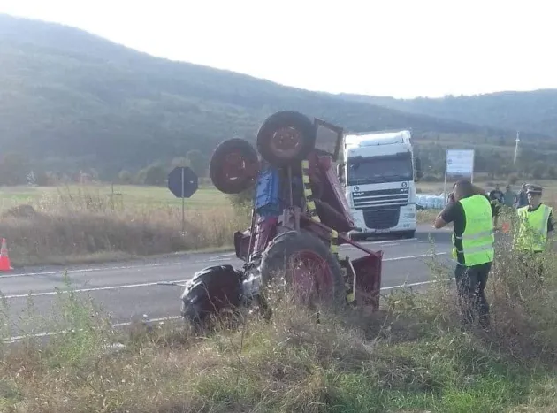 Persoană rănită grav după un impact tractor-TIR