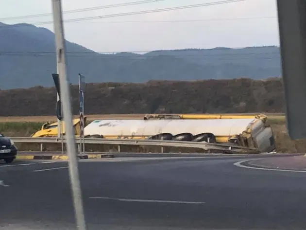 Şi-a abandonat tir-ul răstunat pe ocolitoare