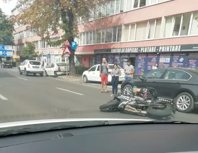 Motociclist rănit pe Calea Bucureşti