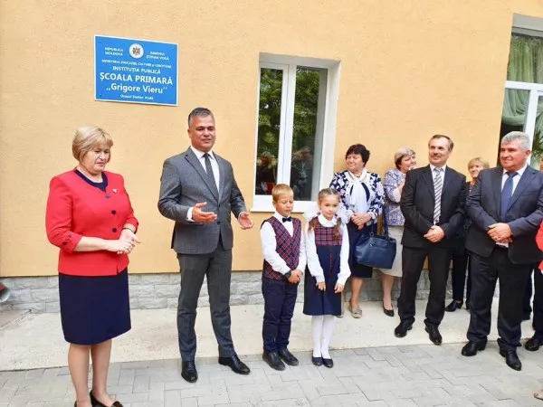 Consilierii judeţeni au vizitat şcoala reabilitată în Republica Moldova cu bani alocaţi de CJ Braşov 
