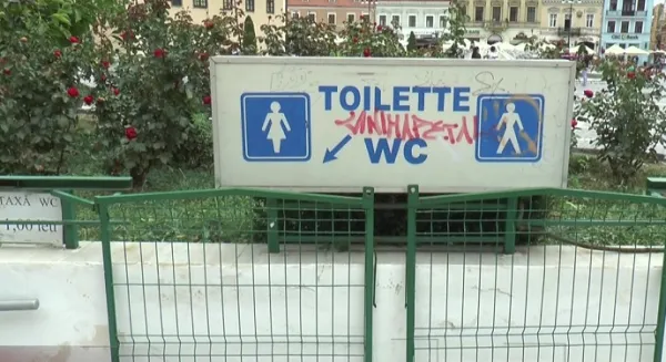 Cum s-a ajuns ca toaleta din Piaţa Sfatului să coste peste un milion de lei  