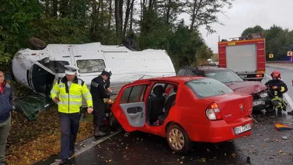 Carambol între Codlea și Vlădeni. O autoutilitară în șanț și doi copii transportați la spital