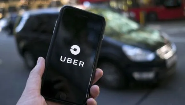Panică printre taximetrişti. Uber şi Clever devin alternative cu acte în regulă, din februarie