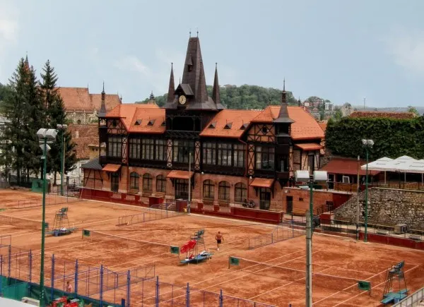 „Pentru a schimba o fereastră trebuie să aştepţi 6 luni după o ştampilă”