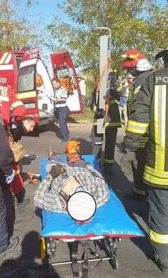 Loviţi de maşină în timp ce munceau 