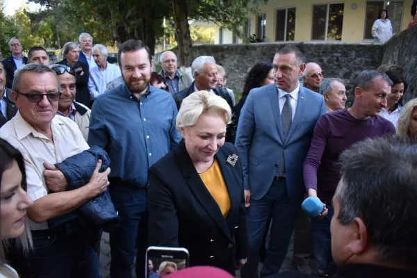 FOTO. Dăncilă, primită bine la Săcele, unde tocmai a virat 5 milioane de lei