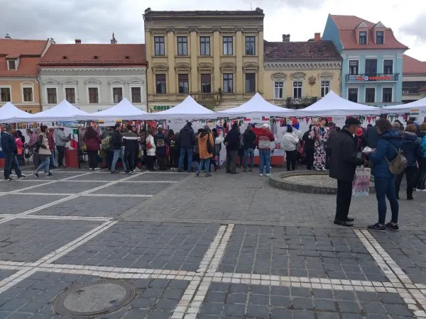 Străinii „adoptaţi” de Braşov şi-au prezentat ţările în Piaţa Sfatului. „Vize” pe paşaport, din 24 de ţări non-UE