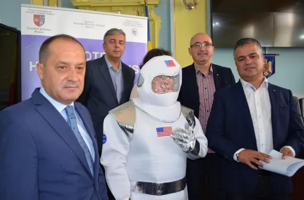 De azi până duminică, sosia lui Neil Armstrong vă aşteaptă la Biblioteca Judeţeană