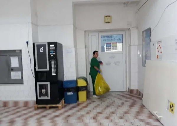 „Senzorul de bacterii”: Infirmierele de la un spital din Braşov vor fi testate cu un aparat special dacă fac curăţenie temeinic şi dacă se dezinfectează cu simţ de răspundere