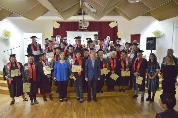 A doua promoţie ce a absolvit Academia Seniorilor. Şefi de promoţie, Victoriţa Coroi şi Marian Constantin, profesorul de la Hidromecanica al primarului George Scripcaru