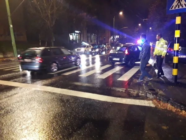 Doi pietoni loviţi pe trecere, aseară, în Braşov: str. Carpaţilor şi str. Independenţei