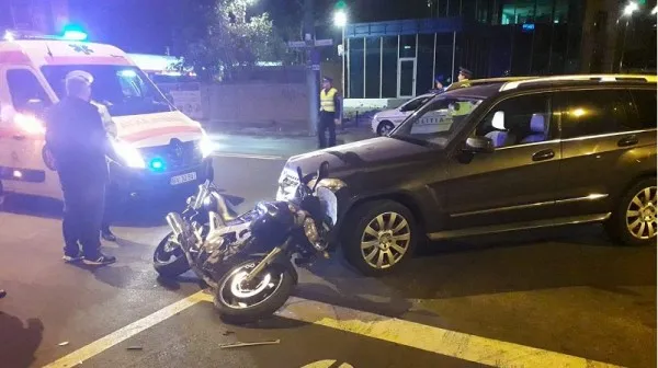 Accident la intersecţia Carpaţilor cu Panselelor: Yamaha contra Mercedes