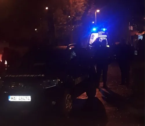 Intervenţie de urgenţă la colegiul „Grigore Antipa” Braşov. SMURD-ul a preluat o elevă cu dureri la coloană şi care nu-şi mai simţea mâinile