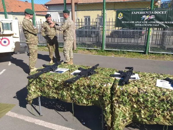 Armata în şcoli şi reacţia la „testul armei”: „Când ţin o asemenea armă în mână mă simt invincibil. Este o senzaţie foarte plăcută sau sunt doar eu sadic”