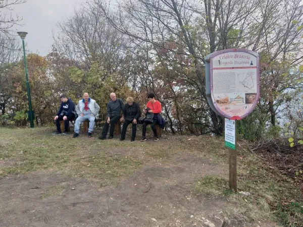 Bănci la 960 de metri, pe vârful Tâmpa