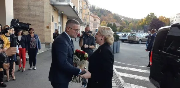 Viorica Dăncilă, vizite de lucru şi campanie electorală la Braşov. Până la ora 17.00 a fost premier, de la ora 18.30, lider al social-democraţilor 