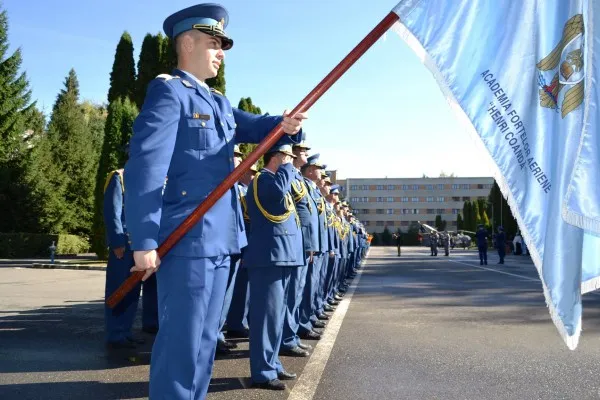 „Bobocii” de la „Henri Coandă” depun azi jurământul
