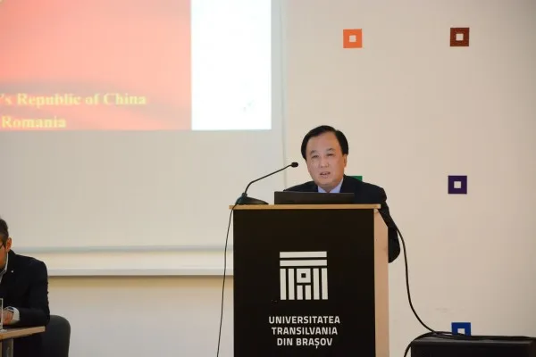 Un cadou adus din China: O carte de Eminescu, pentru Braşov