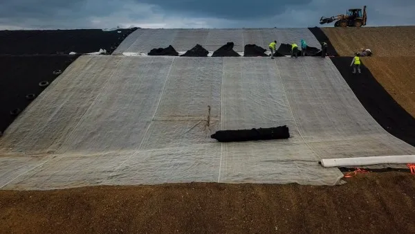 Un sistem complex de membrane acoperă celulele închise ale rampei ecologice de deşeuri