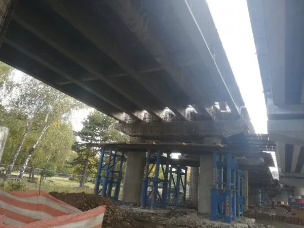 Pe pasajul vechi de la Fartec au început să apară betonierele