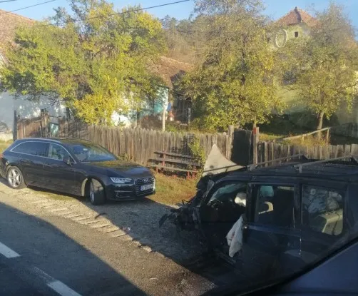 Coliziune frontală pe DN13. Ambii şoferi, rămaşi captivi în maşini